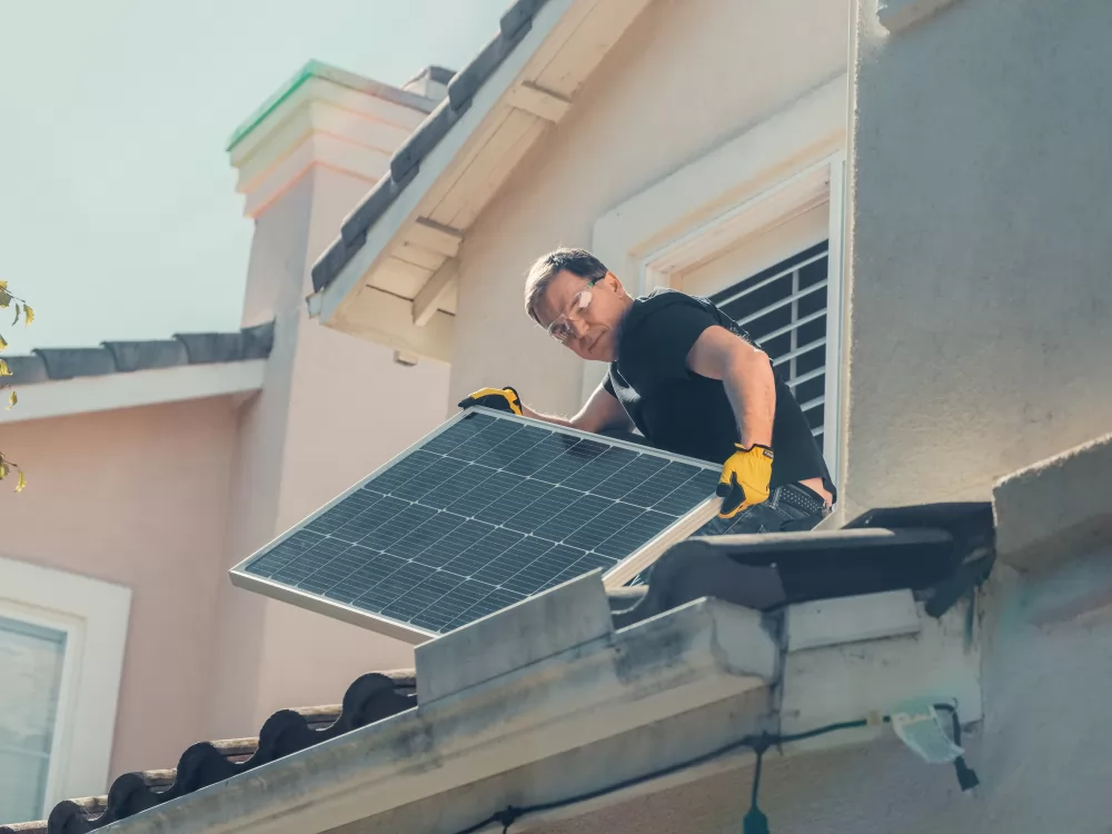Elektriker installerar solpaneler 
